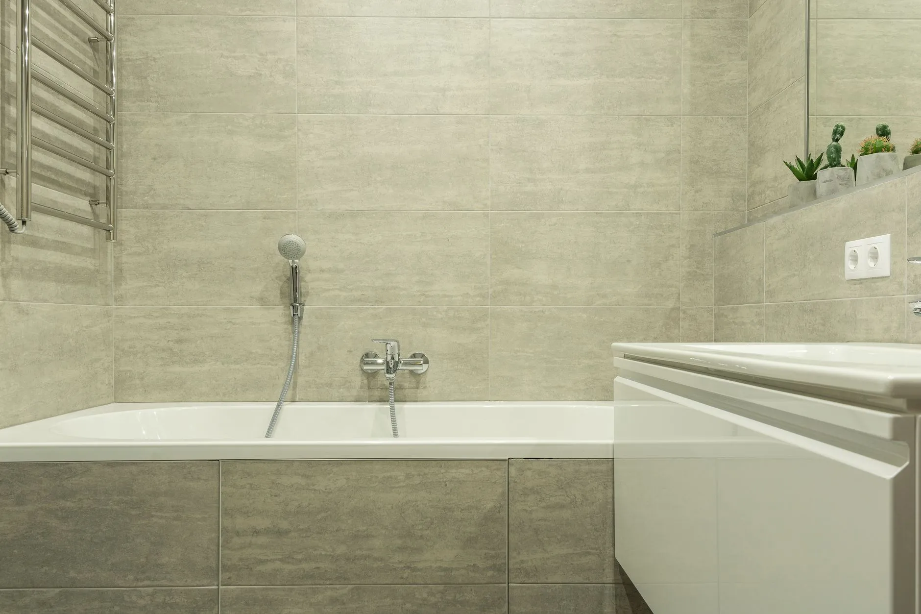 How to Caulk a Bathtub Like a Pro