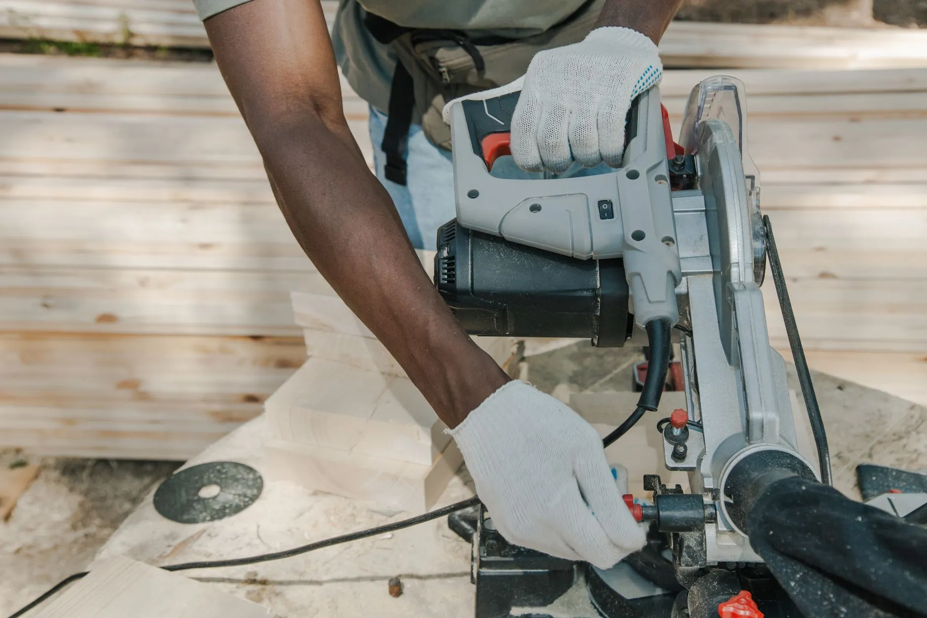 Chainsaw Buying Guide: Gas, Corded, or Battery for Fall Wood Season