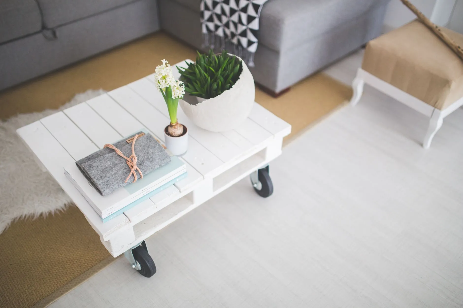 How to Build a DIY Pallet Coffee Table